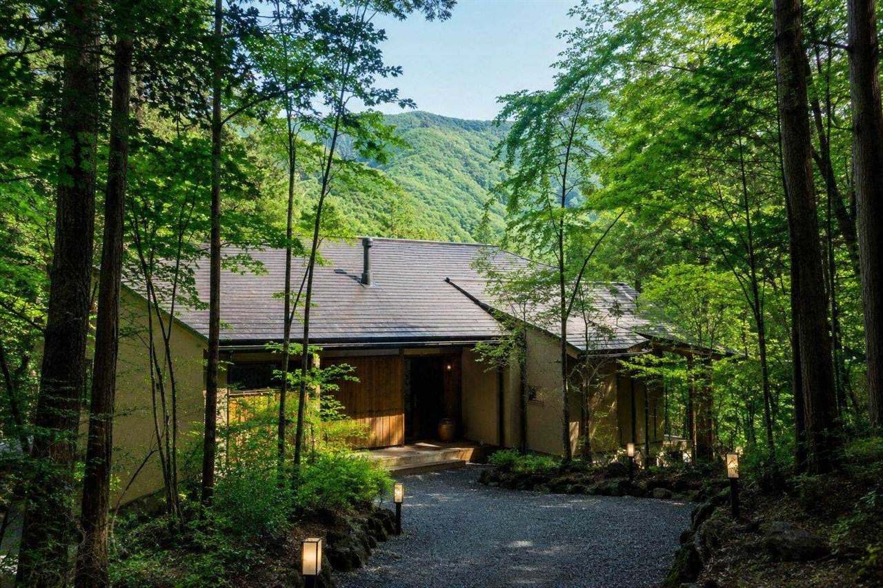 山林に囲まれた箱根・熱海の別荘タイプ民泊の外観