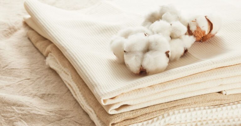 民泊リネンのクレーム事例と対策｜毛髪混入・臭い・シワへの対応法