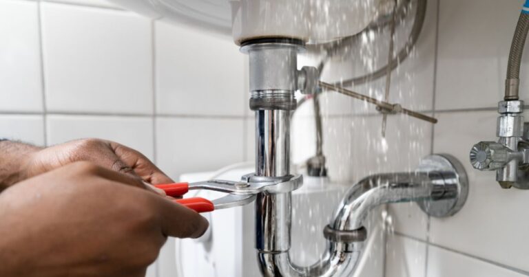 民泊の水回りトラブル事例と予防清掃｜排水詰まり・水垢・カビ対策