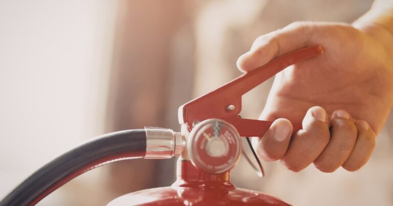 民泊清掃と消防設備点検の関係｜清掃時にチェックすべき安全設備