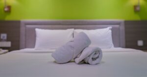 民泊リネンの白さを維持する方法｜黄ばみ・グレー化の原因と洗濯テクニック