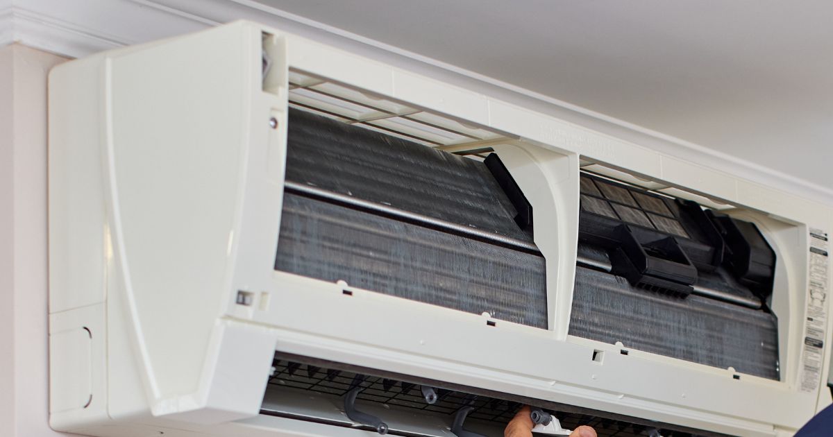 民泊のエアコンが臭い原因と対処法|ゲストクレームを防ぐ日常管理