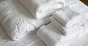 民泊のベッドメイキング完全マニュアル｜ホテル品質を再現する手順とリネンの使い方