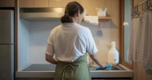 民泊の水回り清掃完全ガイド｜浴室・トイレ・キッチンの汚れ別対処法とプロの手順